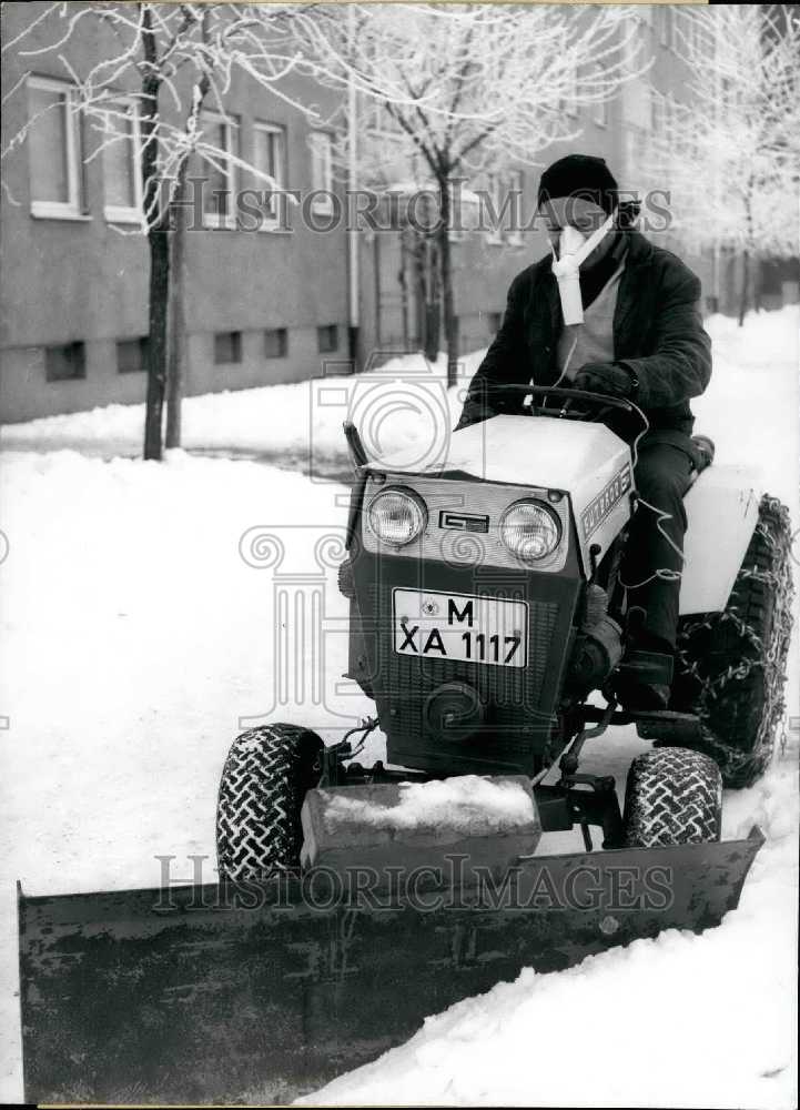 1969 Press Photo Man Cleans Snow from Path in Bavaria. - Historic Images