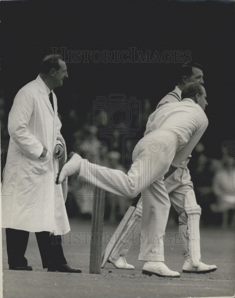 1958 Press Photo The Duke of Edinburgh playing cricket - KSB33613-Historic Images