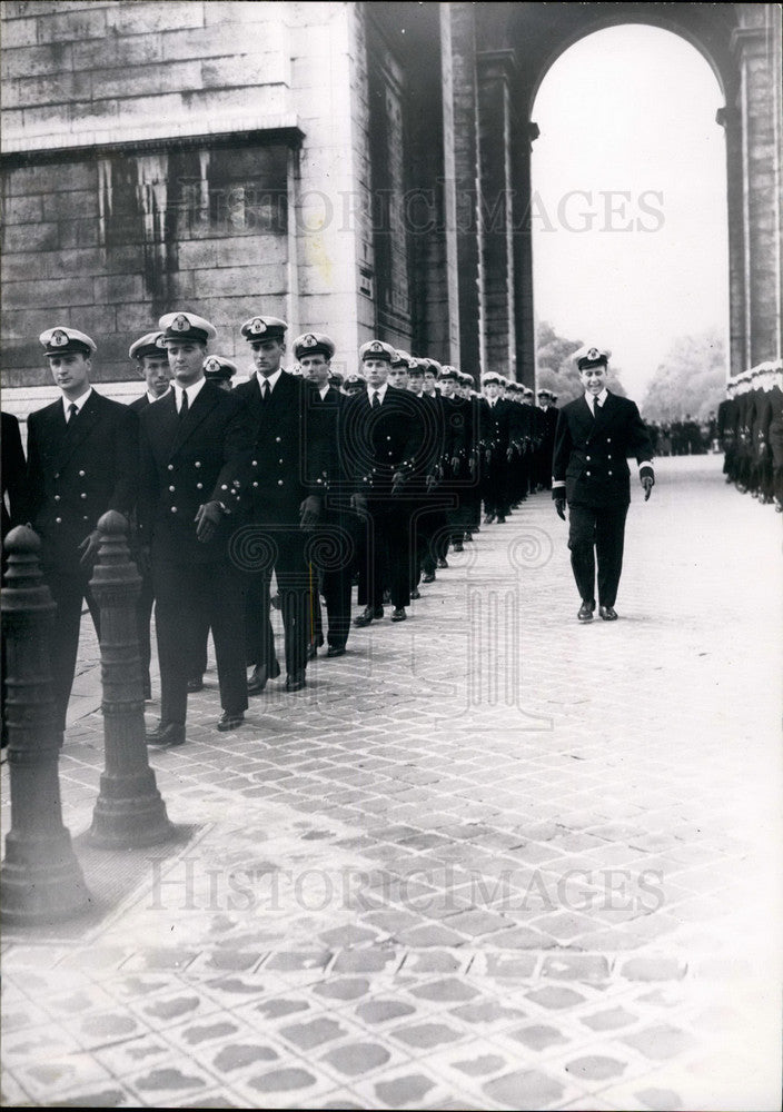 Press Photo adets From The Argentina Navy visitin Paris - KSB33673-Historic Images