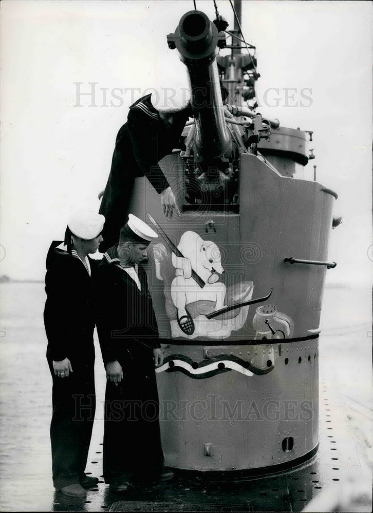 1950 Press Photo G.V.D. Pyl. a Dutch Seamanshows mascon on a ship - Historic Images
