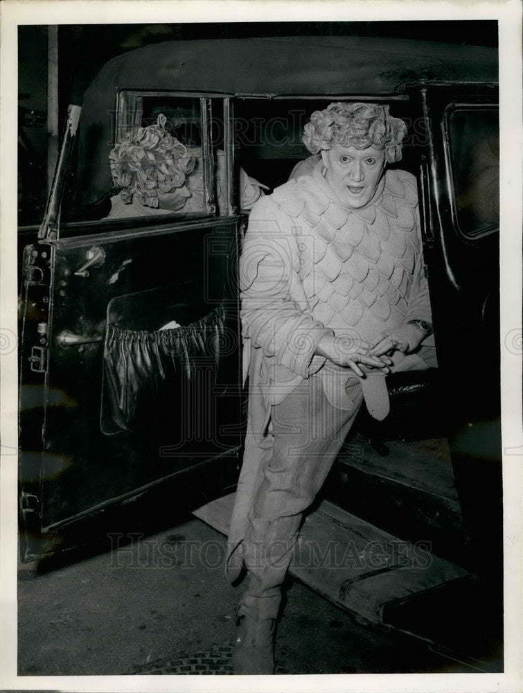 Press Photo The tower-singers for the performance of "Everybody". - KSB33787 - Historic Images