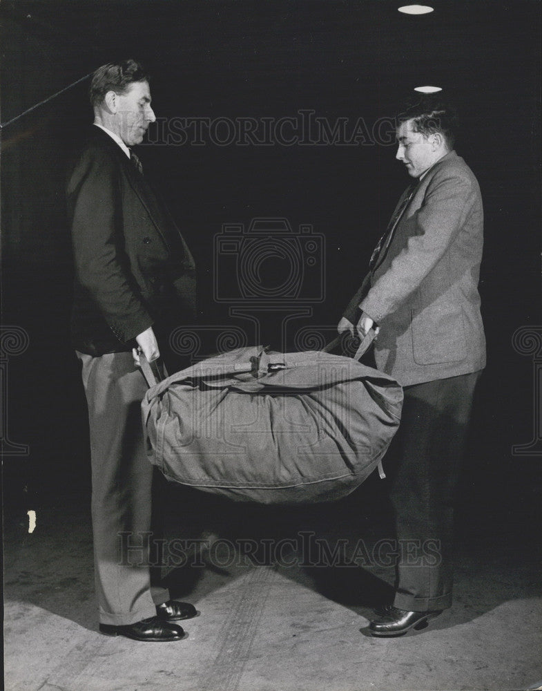 Press Photo Inflatable Tent Carried Carrier Bag - KSB33911 - Historic Images