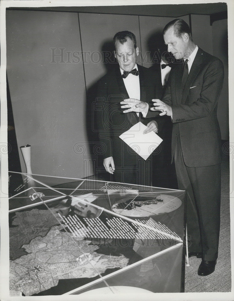 1962 Press Photo The Duke And Herr Brandt Chat At Berlin Exhibition - Historic Images