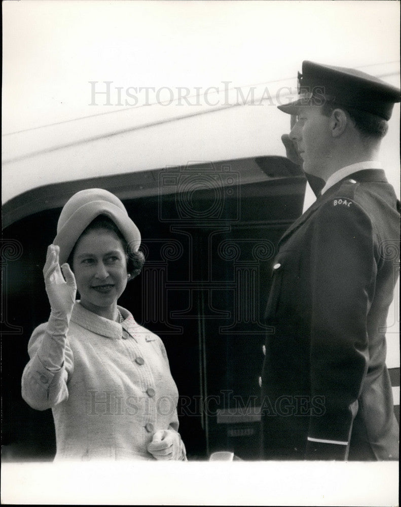 1964 Press Photo Queen Waves Farewell As She Boards Aircraft At London Airport - Historic Images