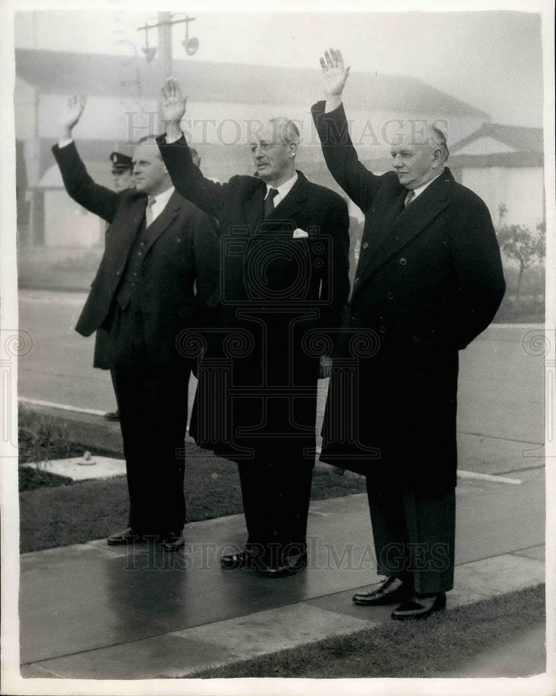 1961 Press Photo Prime Minister Macmillan And The Earl Of Scarborough Waving - Historic Images