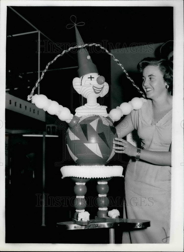 1954 Press Photo Roslyn Schofield Admires A Carnival Clown - KSB33963 - Historic Images