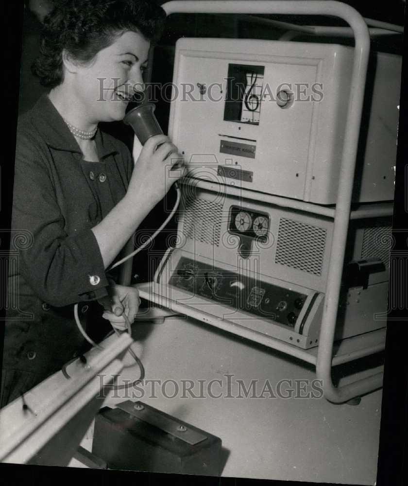 1955 Press Photo A Machine At A Scientific Instruments Exhibition - KSB33977-Historic Images