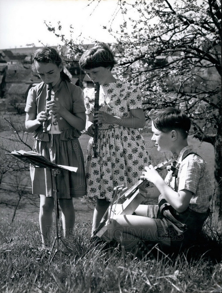 1959, Children At The Fountain In Front Of The New High School - Historic Images