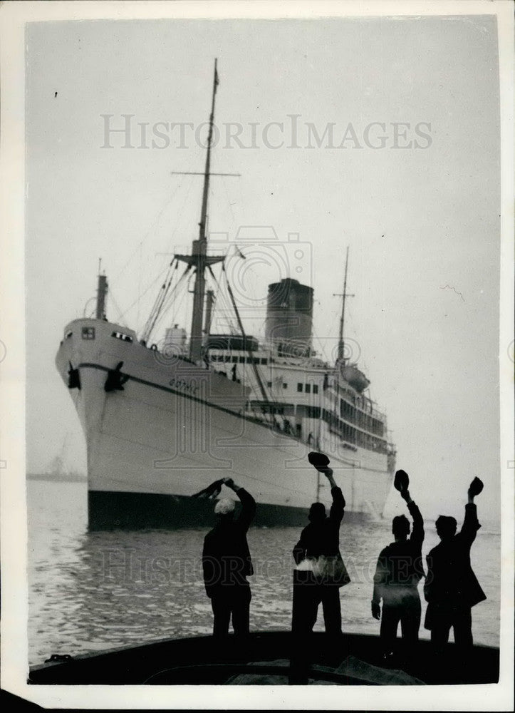 1953 Tugmen Cheer As The Gothic Passes Gravesend - Historic Images