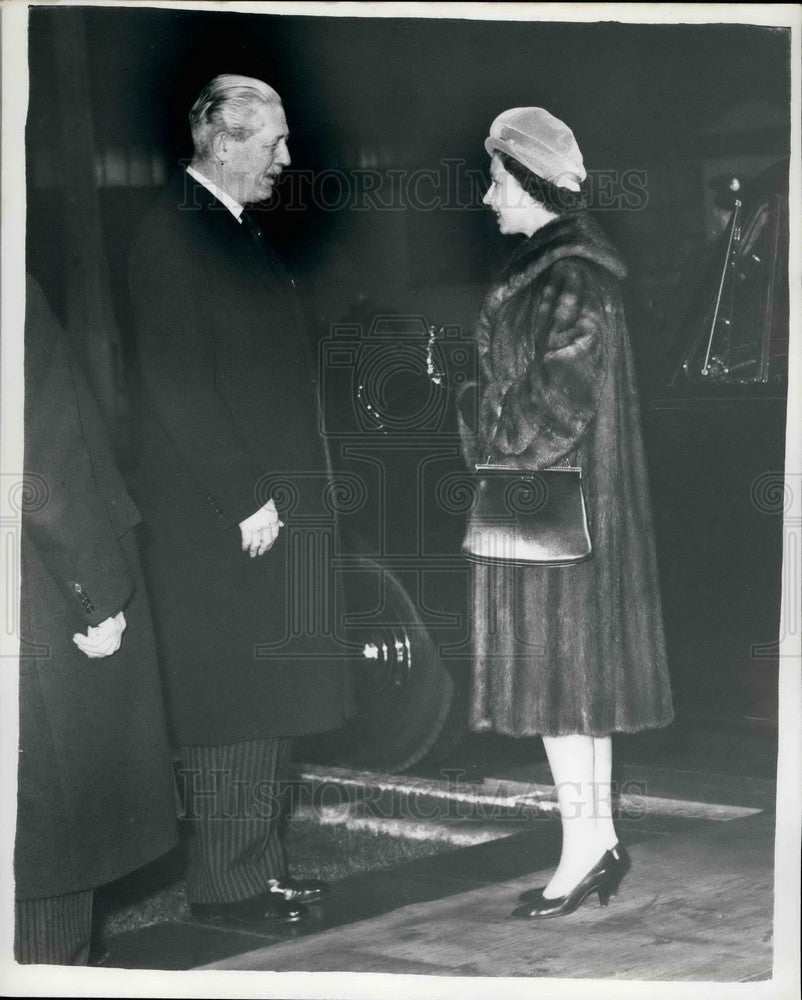 1961 The Queen returns from African tour - Historic Images