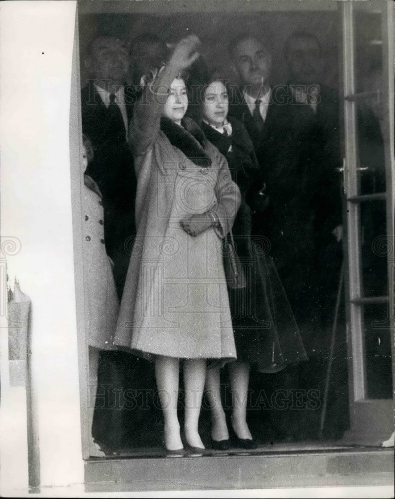 1959 The Queen and Princess Margaret wave as the Duke of Edinburgh l - Historic Images