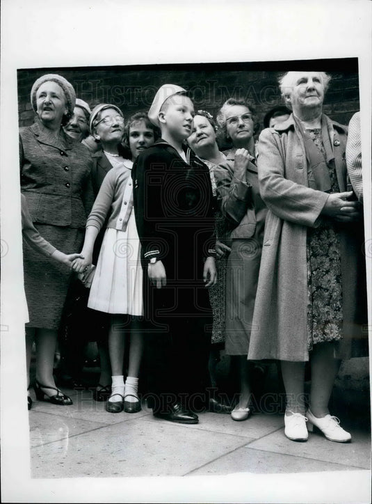 1962 All Night Queues to See Queen's Priceless Art Treasures - Historic Images
