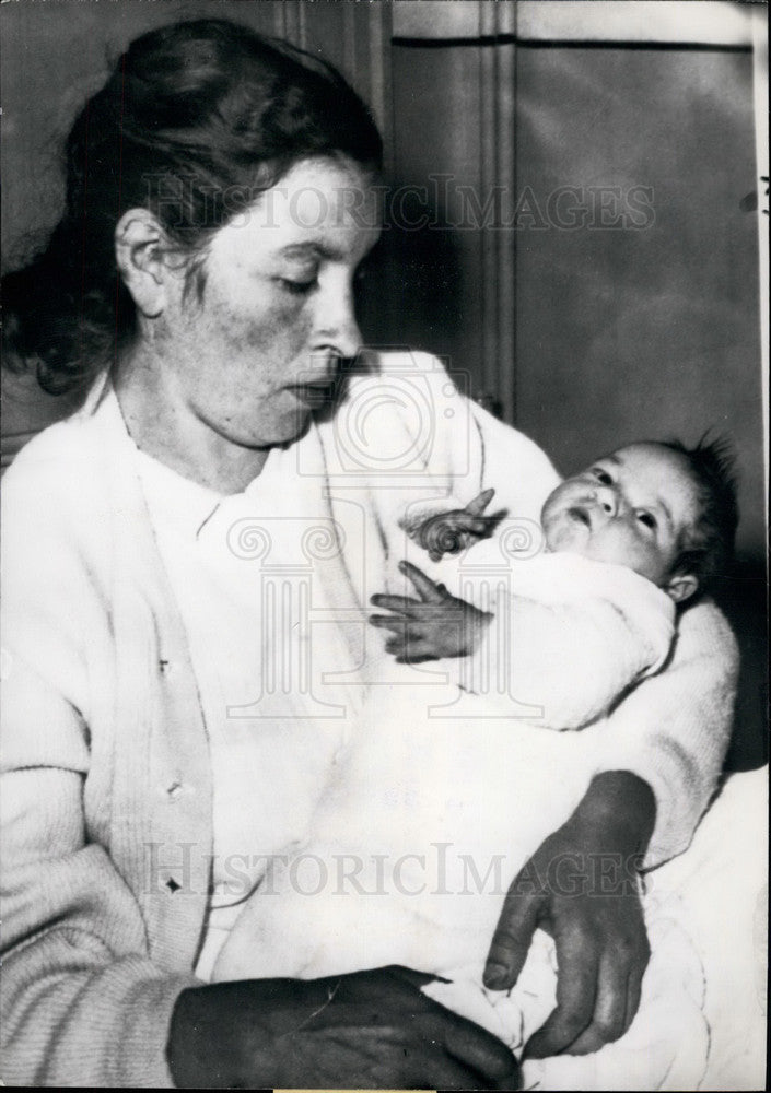 Press Photo Mme Turjillo and her baby - Historic Images