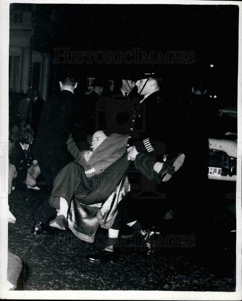 1961 Press Photo Anti-Bomb Marchers get arrested - Historic Images