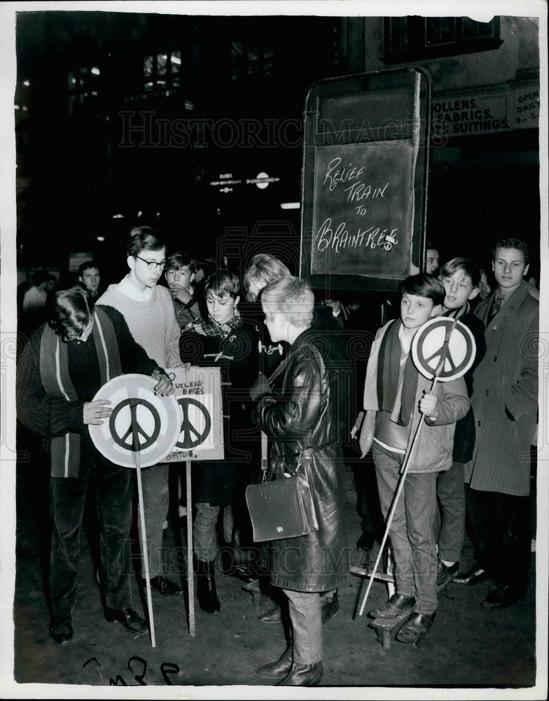 1961 Press Photo Ban-the-bomb demonstrators - Historic Images