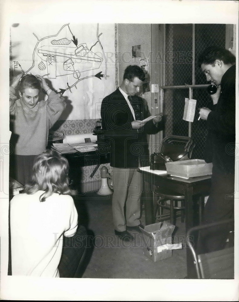 1961 Press Photo Anti-Bomb Group&#39;s Offices Raided By Scotland Yard - KSB34481 - Historic Images