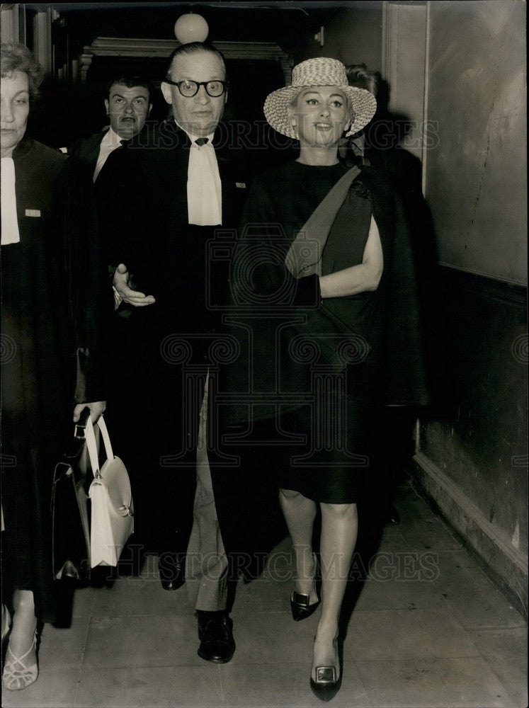 1961 Actress Martine Carol & barrister Me Rene Floriot - Historic Images