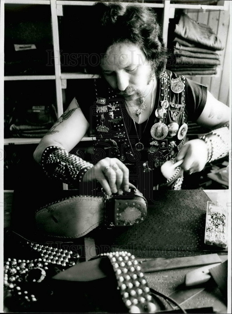 Press Photo James Schroeder Makes His Own Leather Jacket - Historic Images