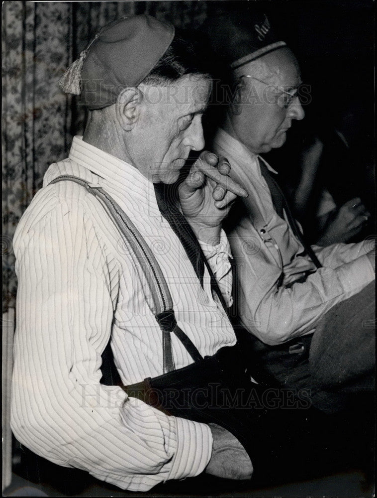 1986 Press Photo Man smoking a cigar and contest of how long it will burn - Historic Images