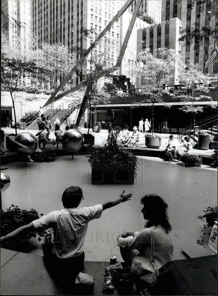 1985, Empty fountain in New York&#39;s Avenue of the Americas - KSB34671 - Historic Images