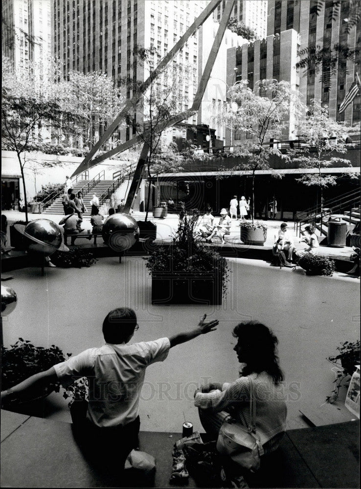 1985, Empty fountain in New York's Avenue of the Americas - KSB34671 - Historic Images