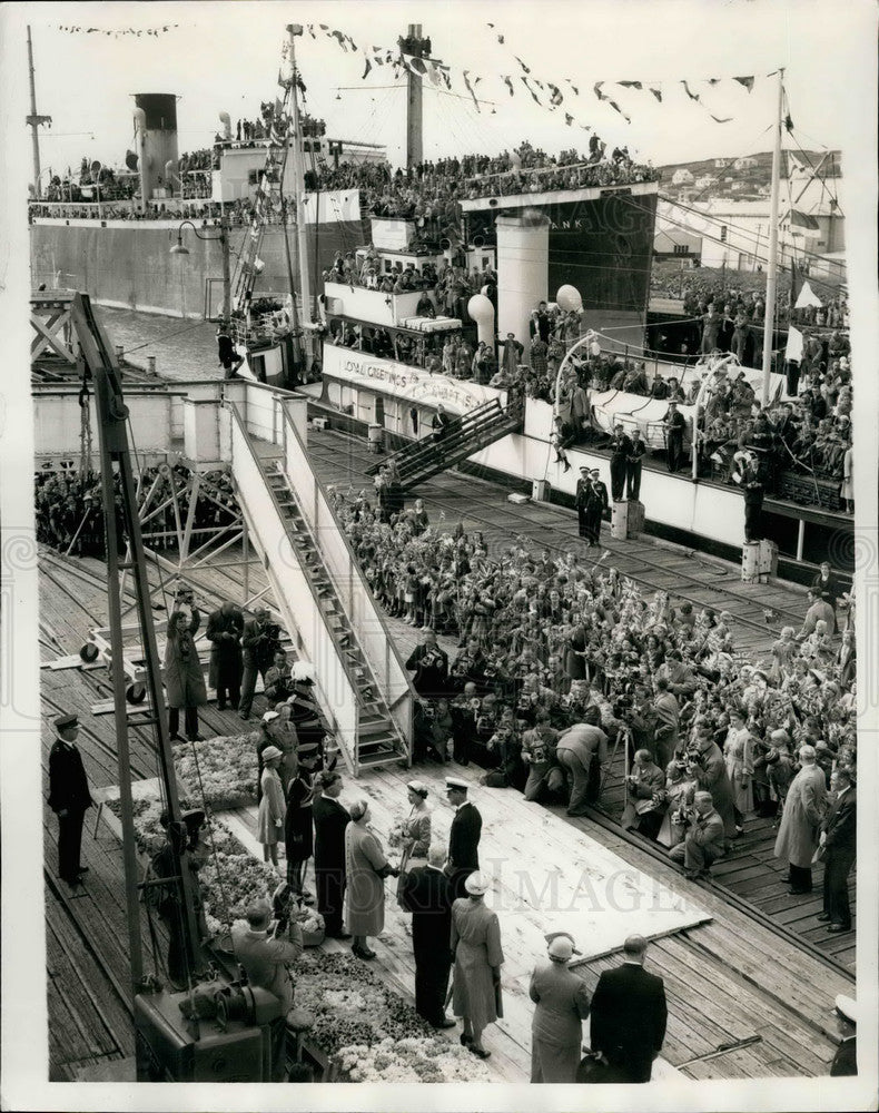 Press Photo The Queen and Duke of Edinburgh,start of Royal tour - KSB34795 - Historic Images