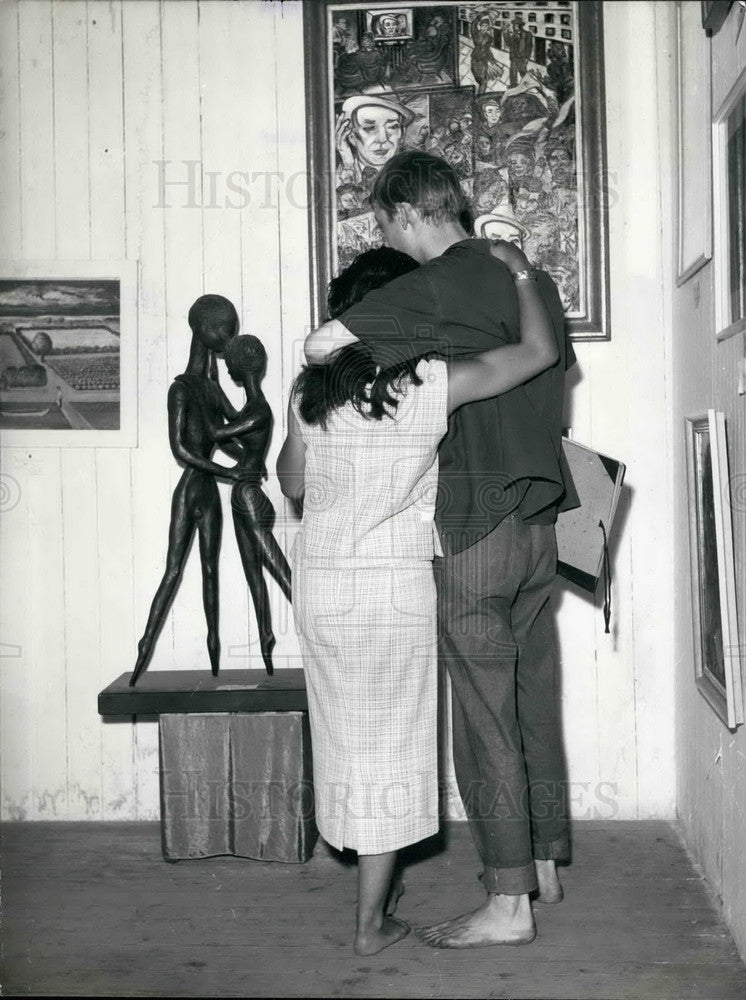 Press Photo A barefoot coupe and an art display - KSB34807 - Historic Images