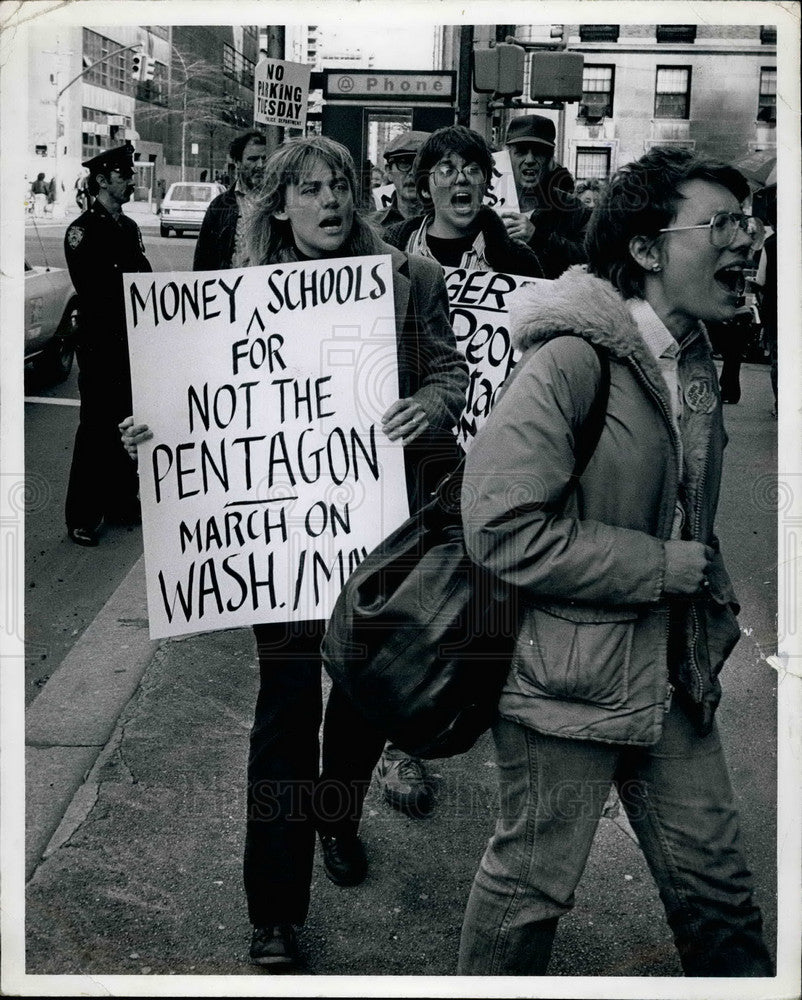 1982 Press Photo Demonstrators Protesting Secretary Defence Weinberger Spending - Historic Images