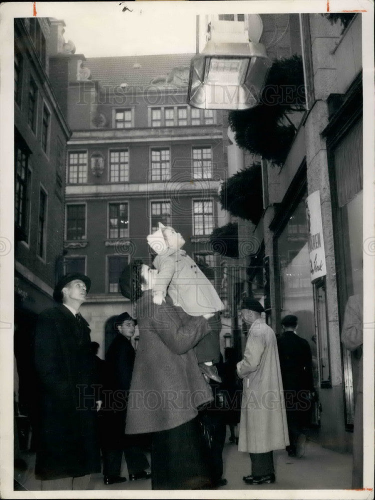 Press Photo People Stand Under Infra-Red Heaters Bremen Germany Street - Historic Images