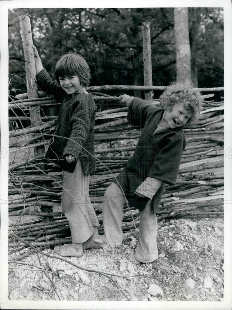 1977 Press Photo Brothers Peter and Nicholas Ainsworth living old style on farm - Historic Images