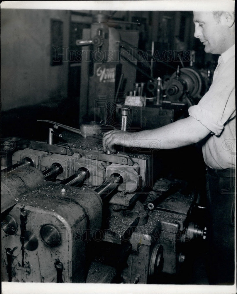 Press Photo Worker Grinding Cylinders Lloyd Card Factor Bremen Germany-Historic Images