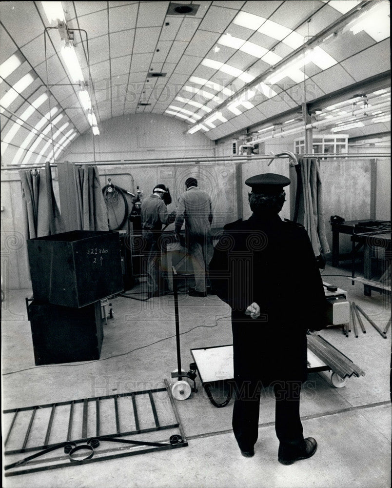 1981, Prisoners Learning Skills Welding Shop Maze Prison Ireland - Historic Images