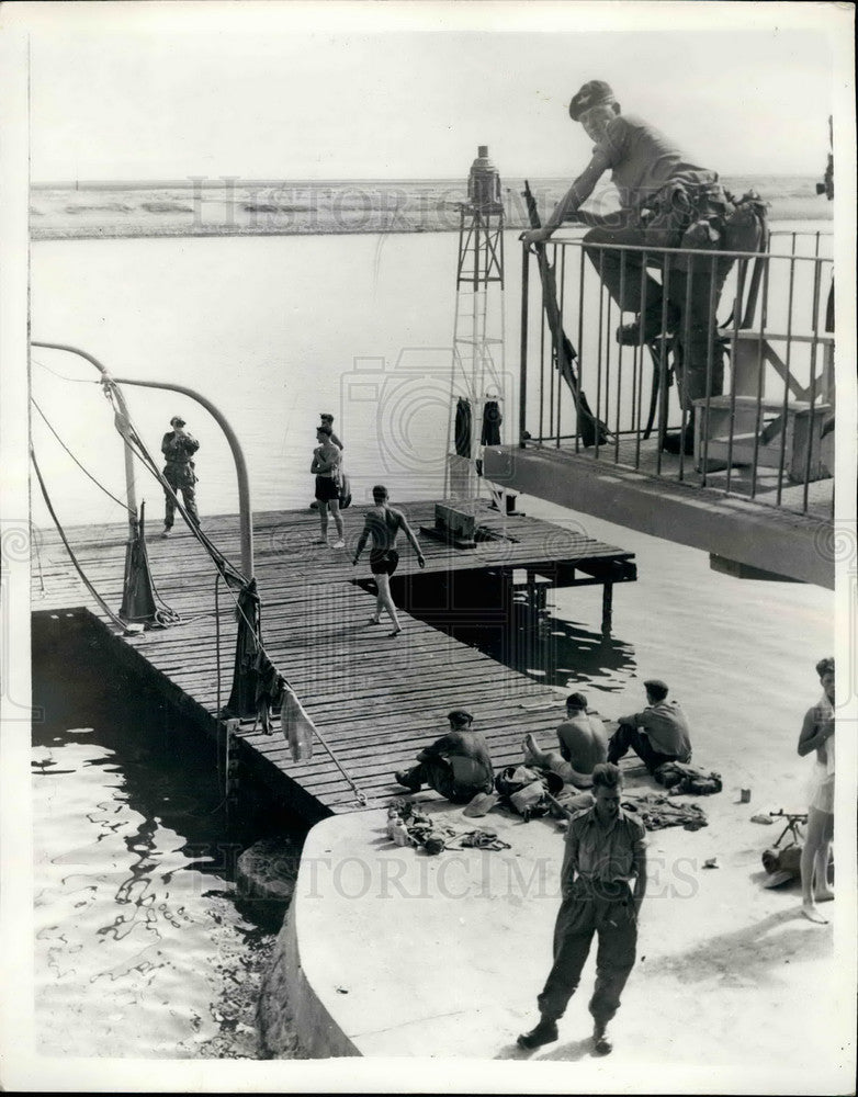 1956 Press Photo British Troops swim at El Capitation - station of Suez Canal - Historic Images