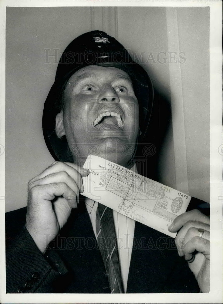 1958 Press Photo The Laughing Policeman" who won Record Pools Prize" - KSB34945-Historic Images