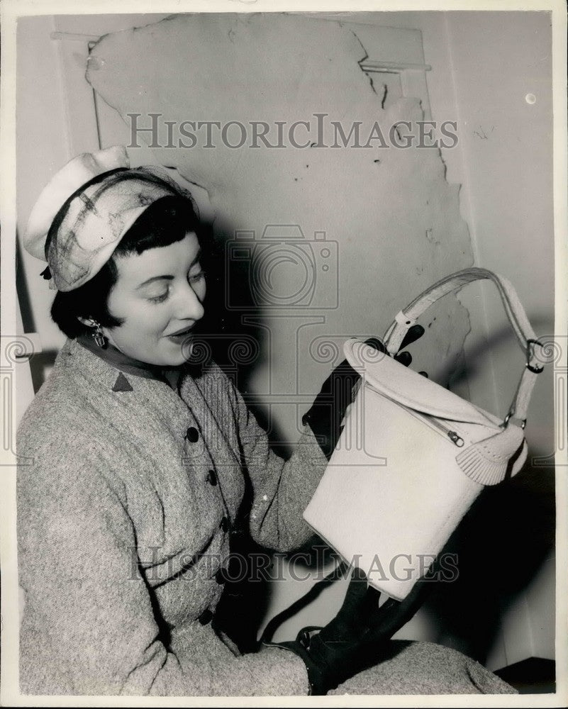 1955 Press Photo Miss Kit Grant displays leather handbag - KSB35067 - Historic Images