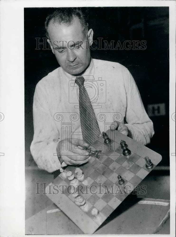 1951 Press Photo Man Displays Magnetic Chess Board. - Historic Images