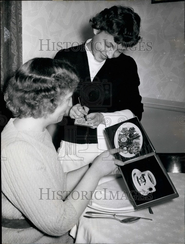 1958 Press Photo Picture Menu Card Designed Kurt Hofmann - KSB35191 - Historic Images