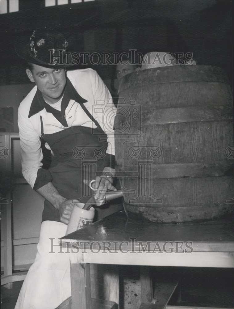 1954 Press Photo American Soldier taps beer barrel in Munich. - KSB35229 - Historic Images