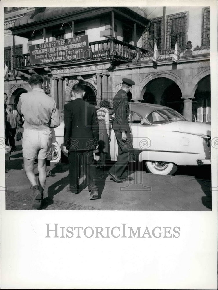 Press Photo Leipzig Autumn Fair Western Cars Foreign Soldier Police Crowd - Historic Images