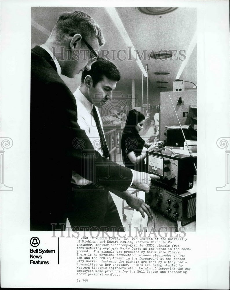 Press Photo Dr Don Chaffin &amp; Edward Moulis Monitor EMG Signals - KSB35429 - Historic Images