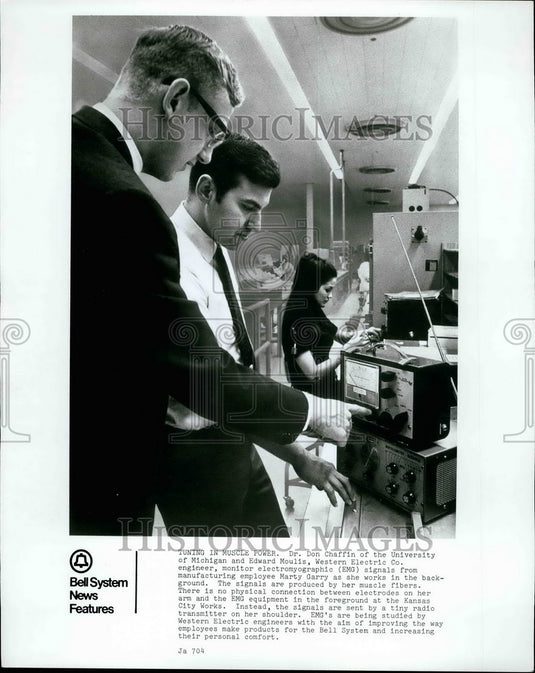 Press Photo Dr Don Chaffin & Edward Moulis Monitor EMG Signals - KSB35429 - Historic Images