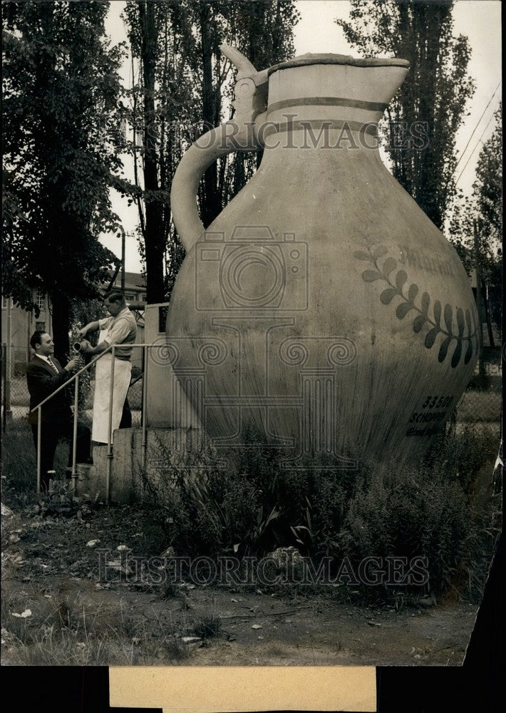 1957 Press Photo Inn-keeper in Nou Isenburg by Frankfort has huge winetankard - Historic Images