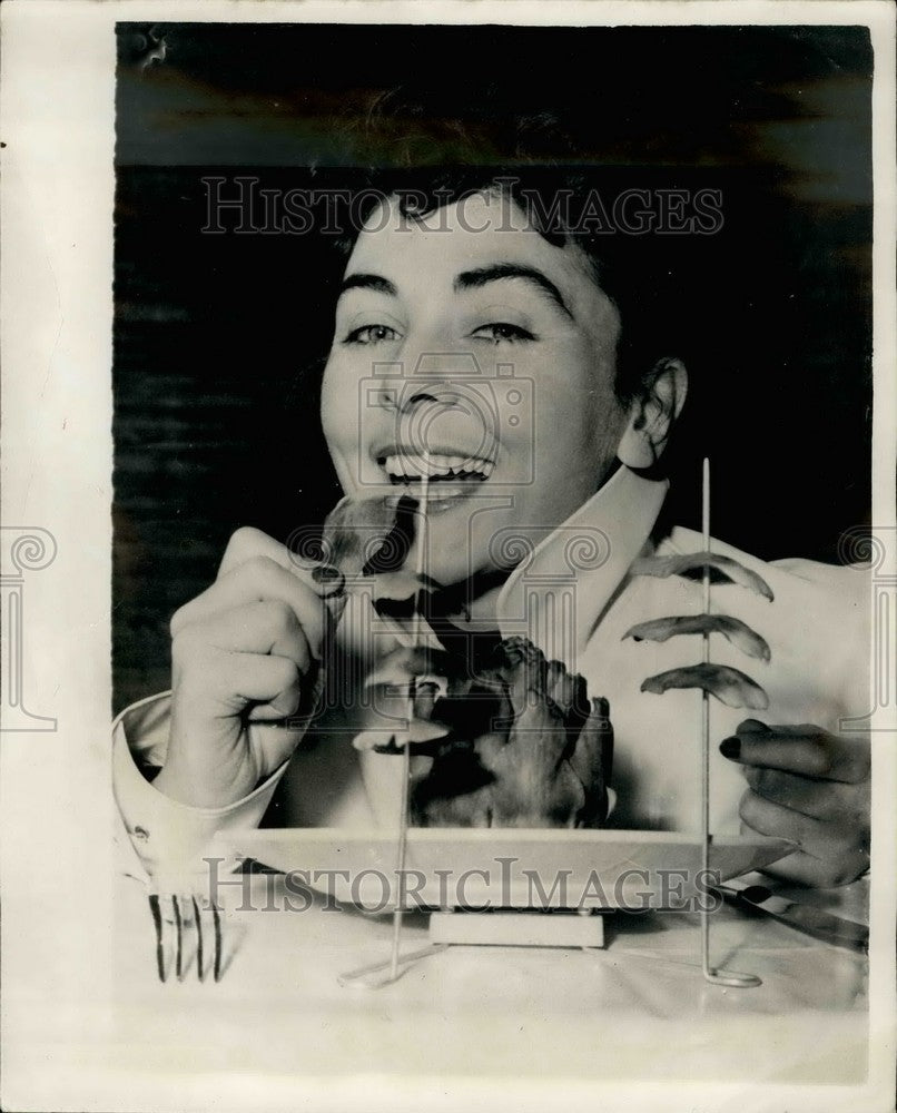 Press Photo Small Inventions Show ,novel way to eat artichokes - KSB35545 - Historic Images