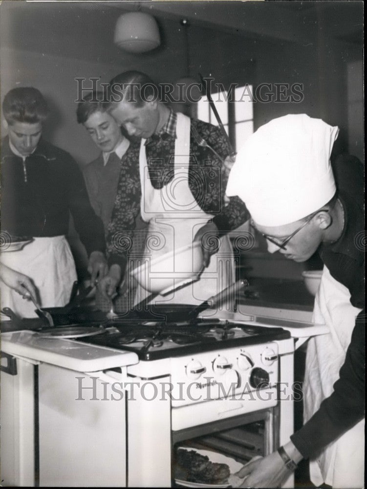 1953 Press Photo Municipal Middle School In Oberhausen Teaches Boys Cooking-Historic Images