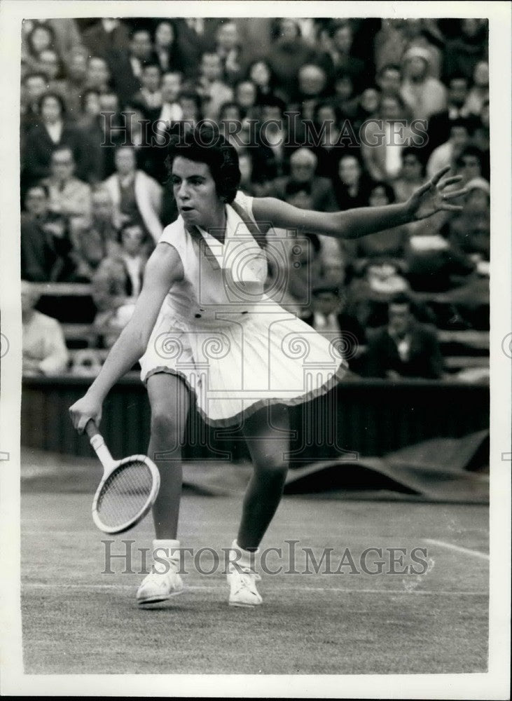 1958 Press Photo M. Bueno Show On 3rd Day Of Wimbledon Championships - KSB35743-Historic Images