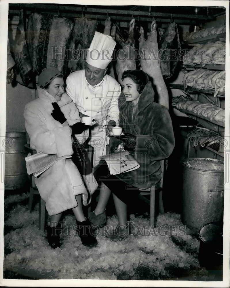 1953 London Models Joan Burgess & Dorothy Bramhall - Historic Images