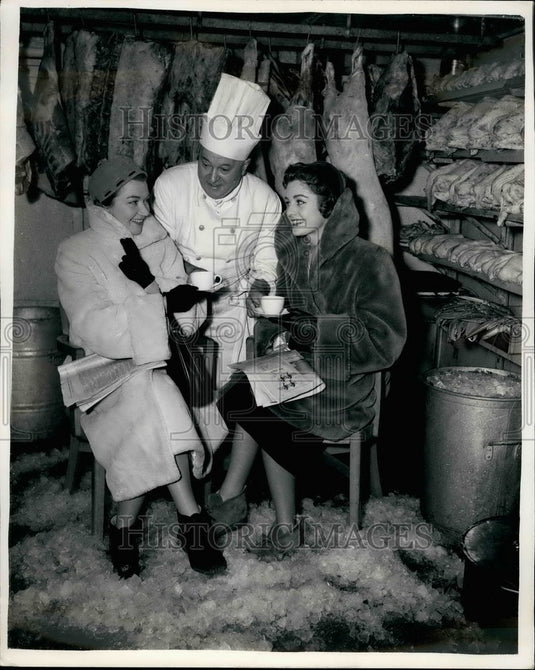 1953 London Models Joan Burgess & Dorothy Bramhall - Historic Images