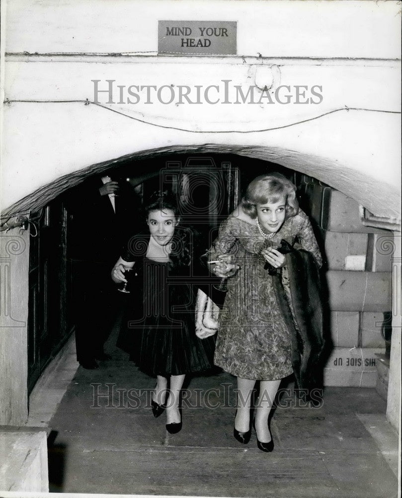 1959 Press Photo Bobo Sigrist Tamara Gilmore Arrive Party Charing Cross Station - Historic Images