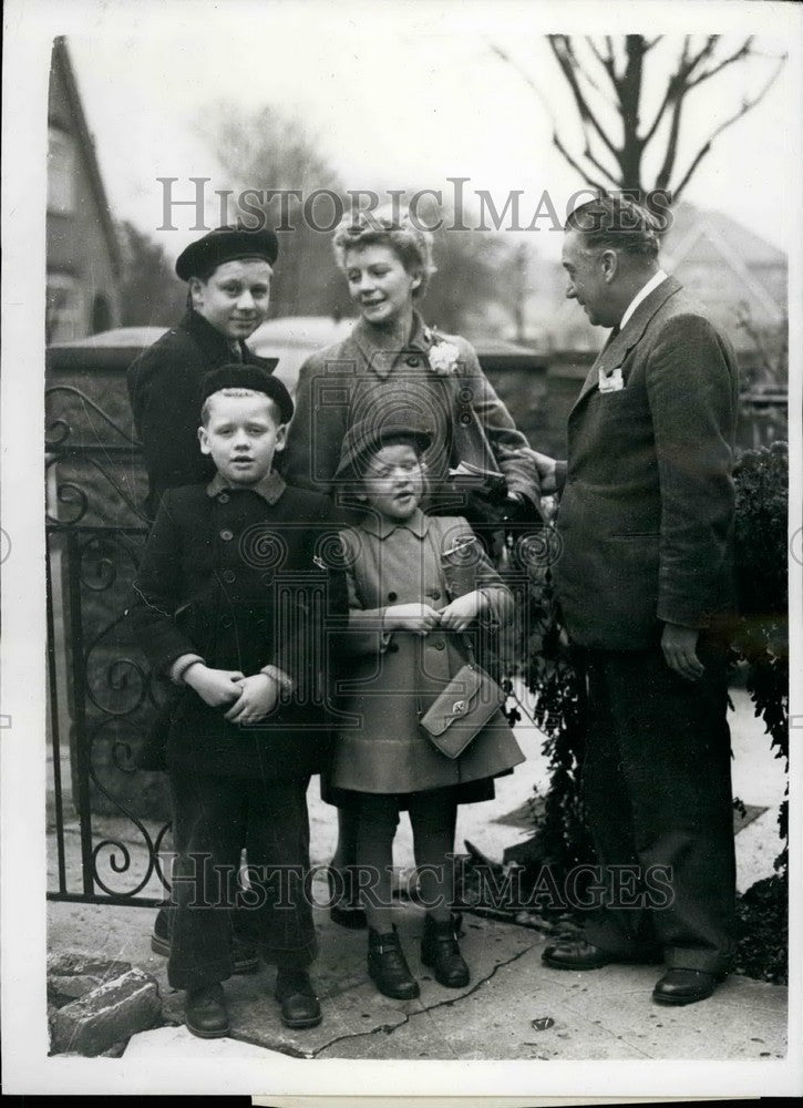 1955, Wife of Czech Prisoner Mrs. Simek Returns to London - KSB35977 - Historic Images