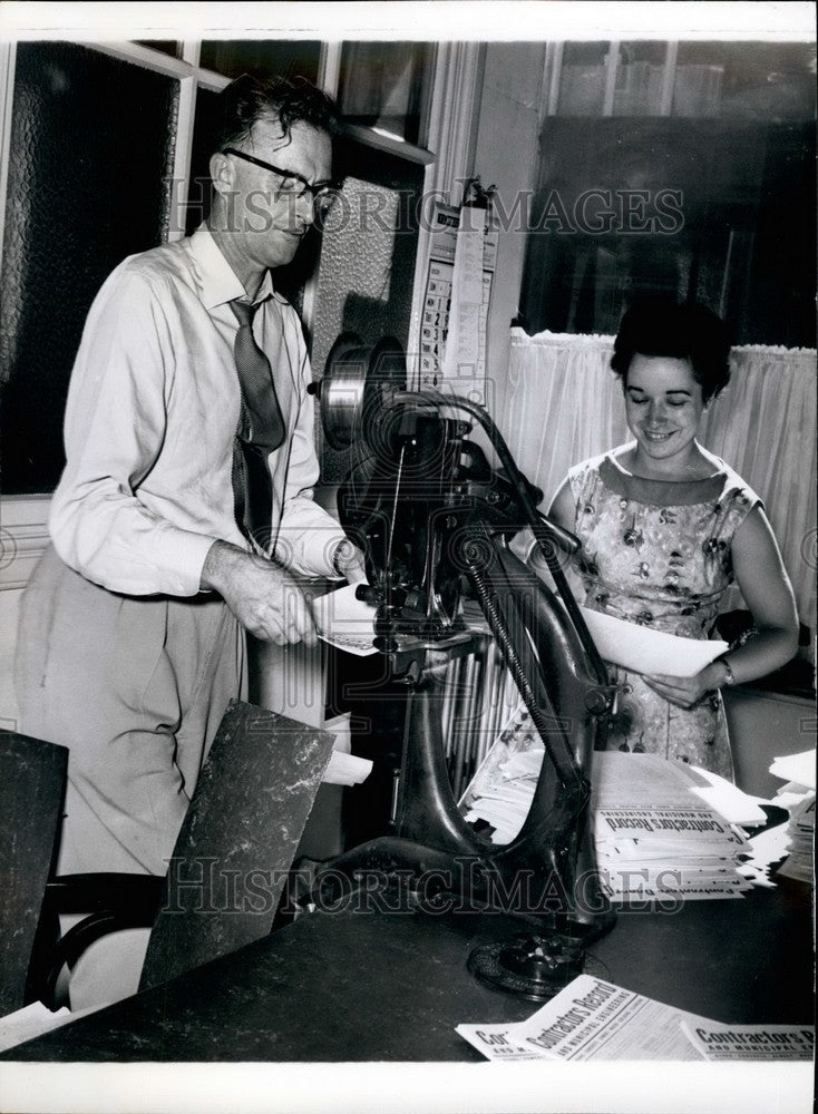 Press Photo Contractors Record Continues Publication During Strike - KSB36085-Historic Images